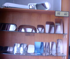 東莞市興隆玻璃鏡片廠 東莞市寮步鎮(zhèn)西溪工業(yè)區(qū) 化妝鏡鏡片 相框玻璃 放大鏡 后視鏡,刻花玻璃 霧化玻璃 絲印.燈飾玻璃.加工產(chǎn)品有切割方形 異型 圓形 半圓形 橢圓形 心形 梯形 菱形等適應于像框 鐘面 化妝鏡,玩具箱包 手袋 化妝鏡 折疊鏡 雙面鏡 五金